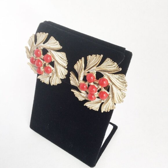 Enameled Flowers Clip On Earrings White Petals Red Beads Retro Fashion Earrings - Picture 3 of 6